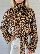 Load image into Gallery viewer, The Globe blouse in Leopard
